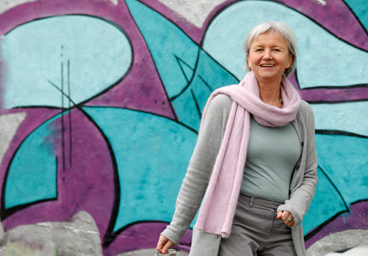 Karin Krudup vor einem Graffitti an der Universität Bielefeld